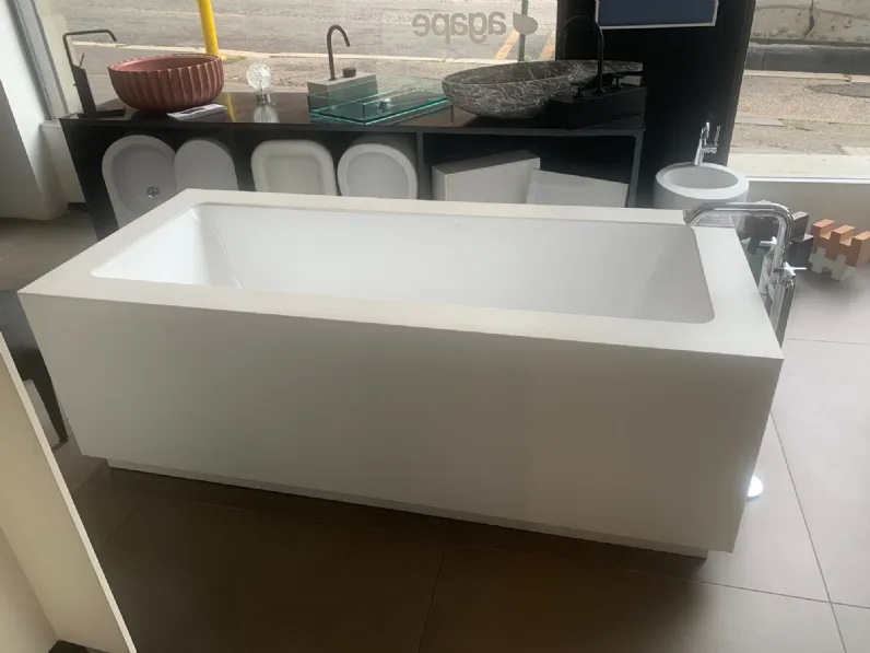 Vendiamo vasca da bagno modello freestanding in Corian 180x80 cm. Artigianale, scontata. Stile unico!