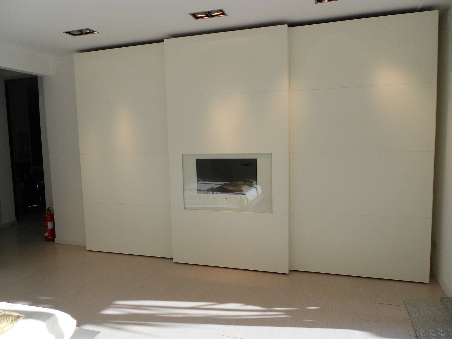 Armadio con tv incorporata: armadio con televisione.