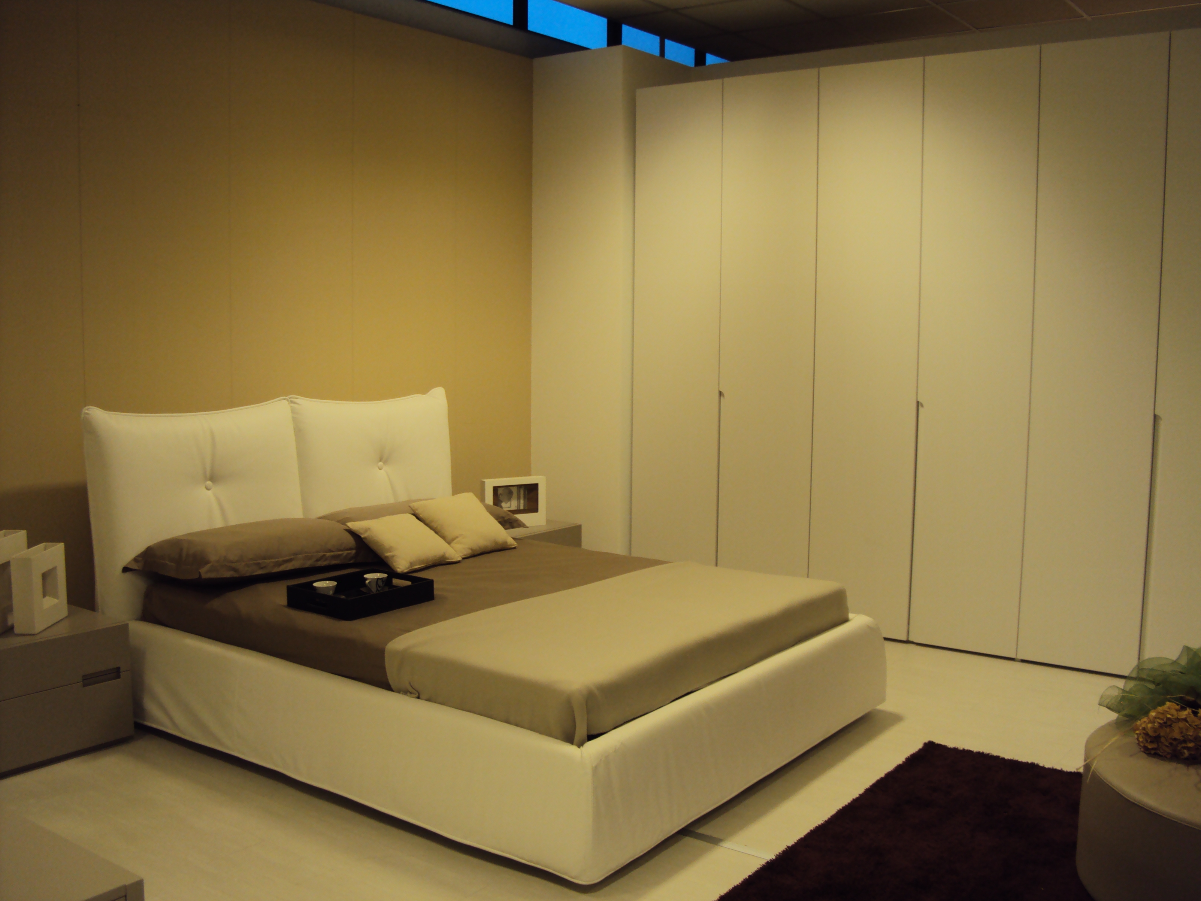 Letto bianco parete grigia : letto a cassettone prezzo. letto a ...