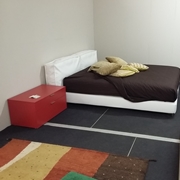 Letto Berry ecopelle tortora design V&Nice - Twils Letto Sacco e comodini rossi