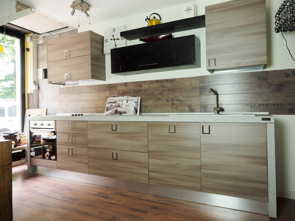 Cucina modena lineare zen etnica con ante in essenza olmo e in ...
