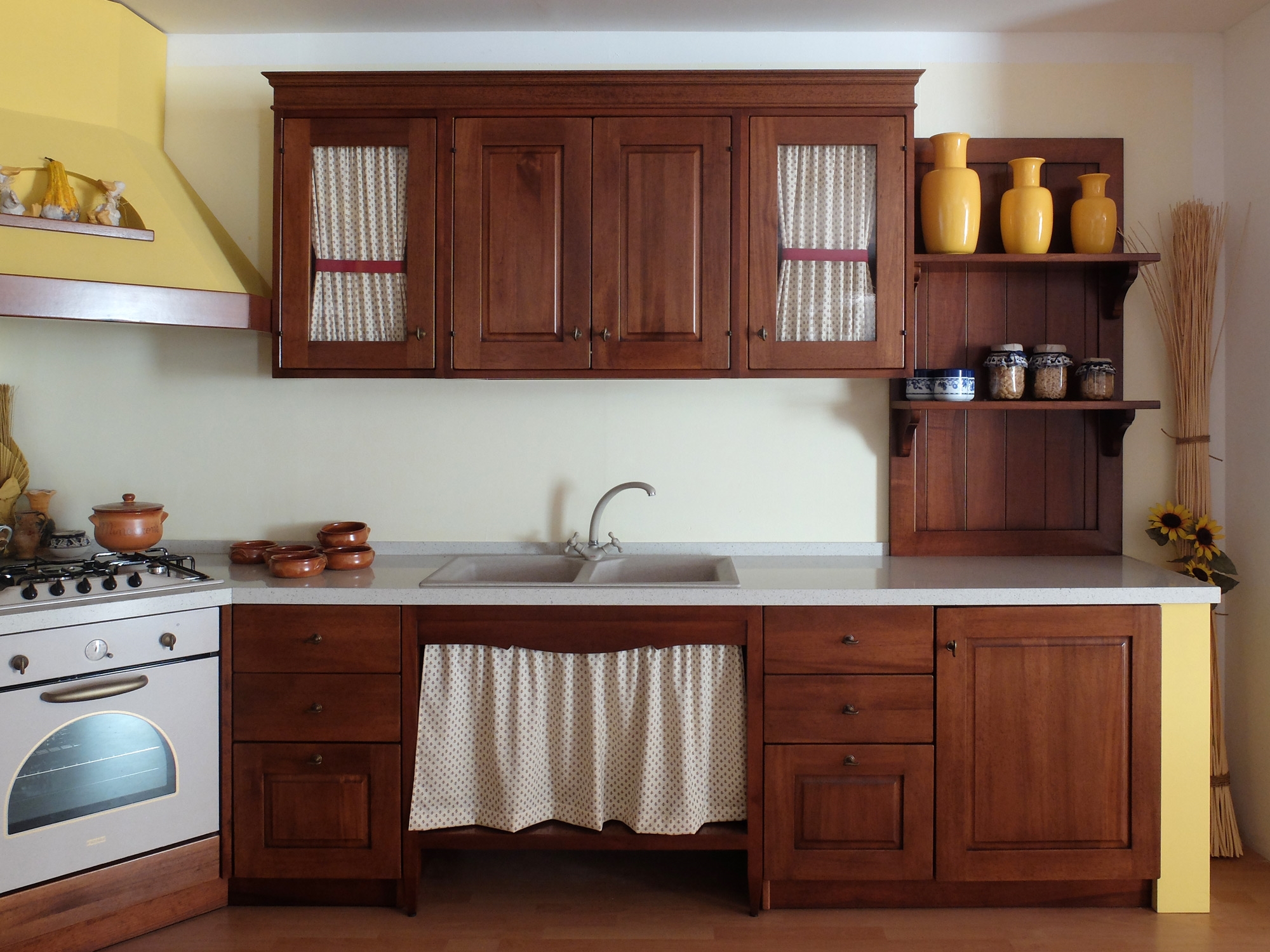 Tende per mobili da cucina. cool le tende a rullo sono la ... Tendine cucina muratura