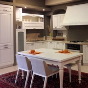Cucina Verona by Arredo3 in laccato bianco decapè, piano in marmo, completa di elettrodomestici