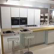Cucina Ernestomeda laccato mandarino lucido e alluminio dogato Cucina Cielo vetro bianco opaco piano Silestone bianco