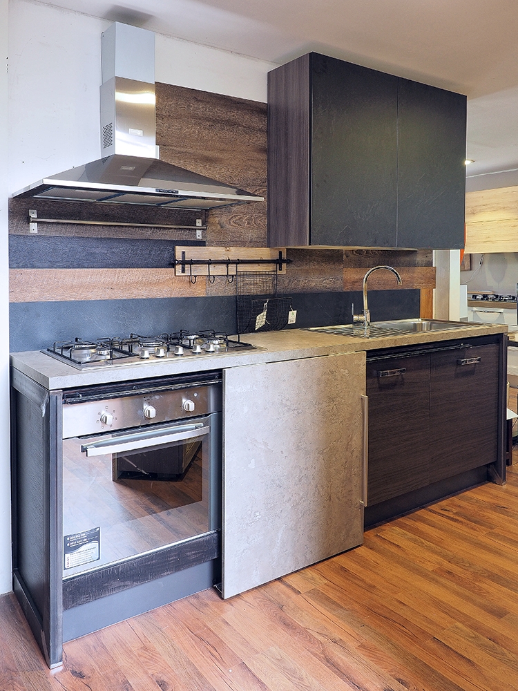 Cucine con ante scorrevoli a scomparsa: dimensioni minime cucina ... Cucine piccole con mobili grigi
