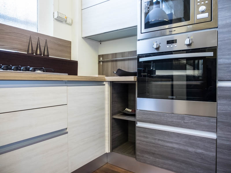 Cucina moderna angolare essenza grigia e white con colonne offerta ...