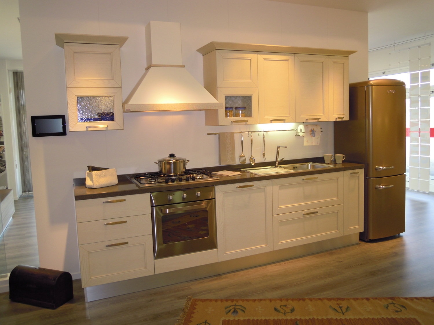 Cucina scavolini flirt bianca : cucina a vista sul soggiorno ...