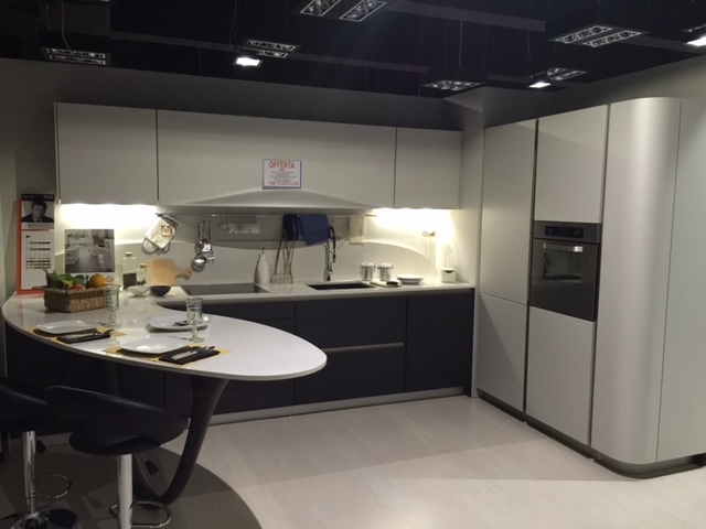 Cucina bianca top nero. cucine piccole con mobili grigi with ... Cucine bianche e nere