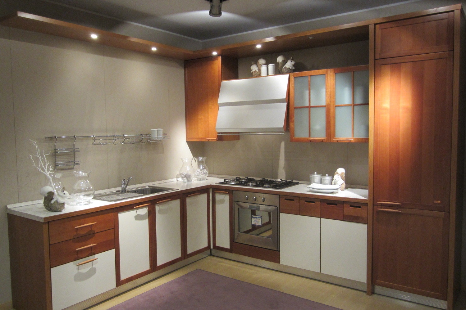 Cucina ciliegio e panna e soggiorno bianco: arredo estate colorare ...