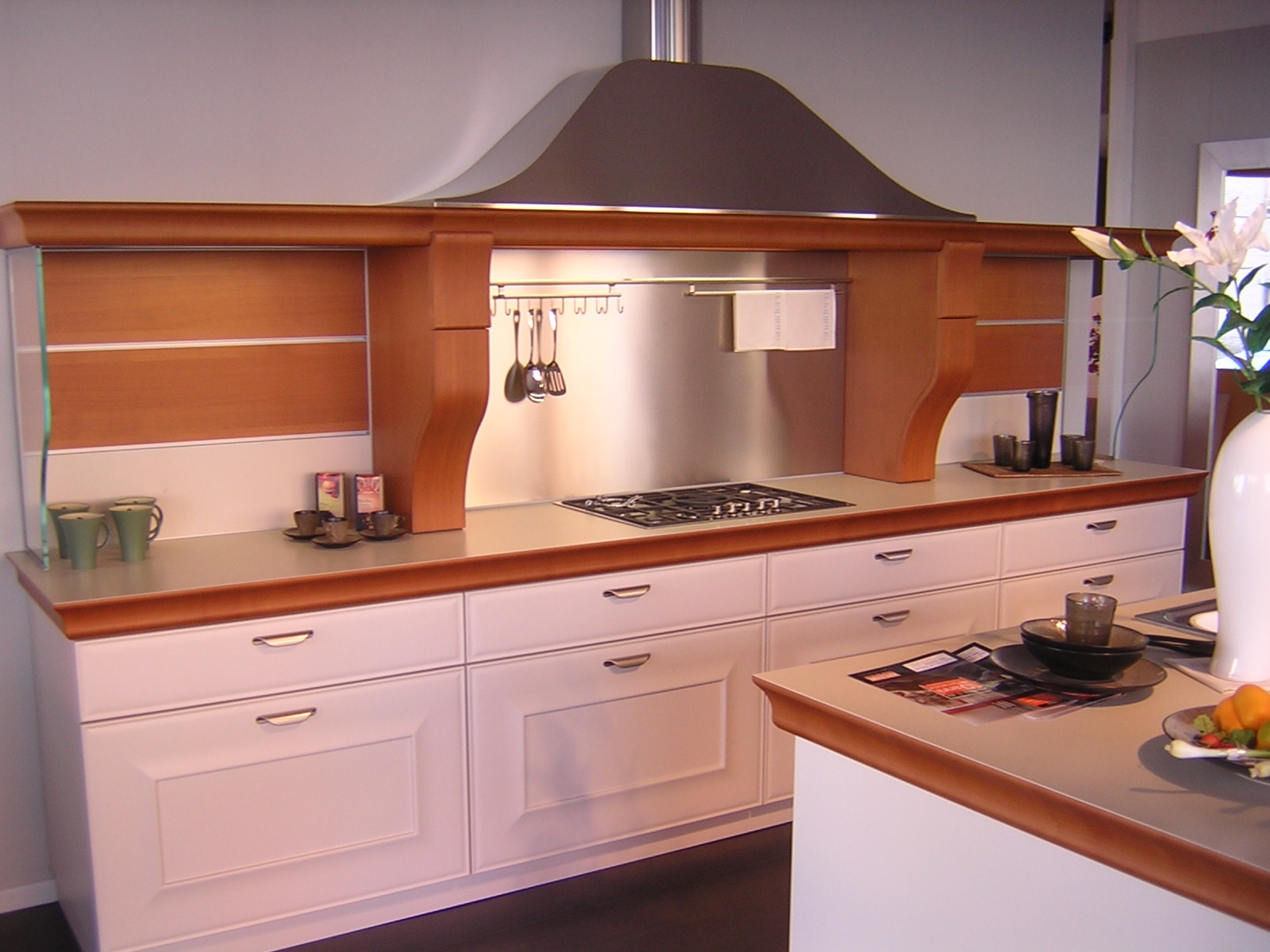 Cucina grande con isola: con penisola curva: come progettarla ...