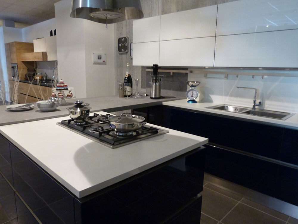 Svendita veneta cucine in vetro laccato con isola cottura cucine ...