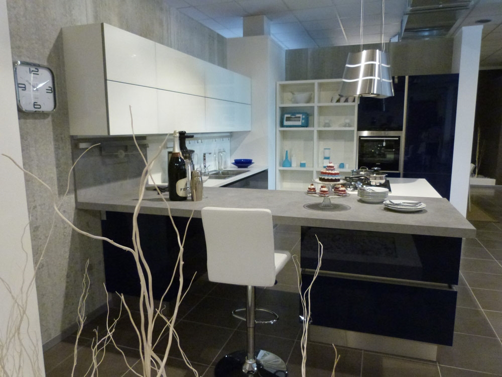 Svendita veneta cucine in vetro laccato con isola cottura cucine ...