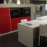 Cucina con piano Diagonale in agglomerato di quarzo Silestone bianco assoluto con vasca integrata