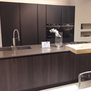 Cucina Glass vetro nero opaco e rovere termocotto con piano Okite e snack artigianale in rovere naturale gessato