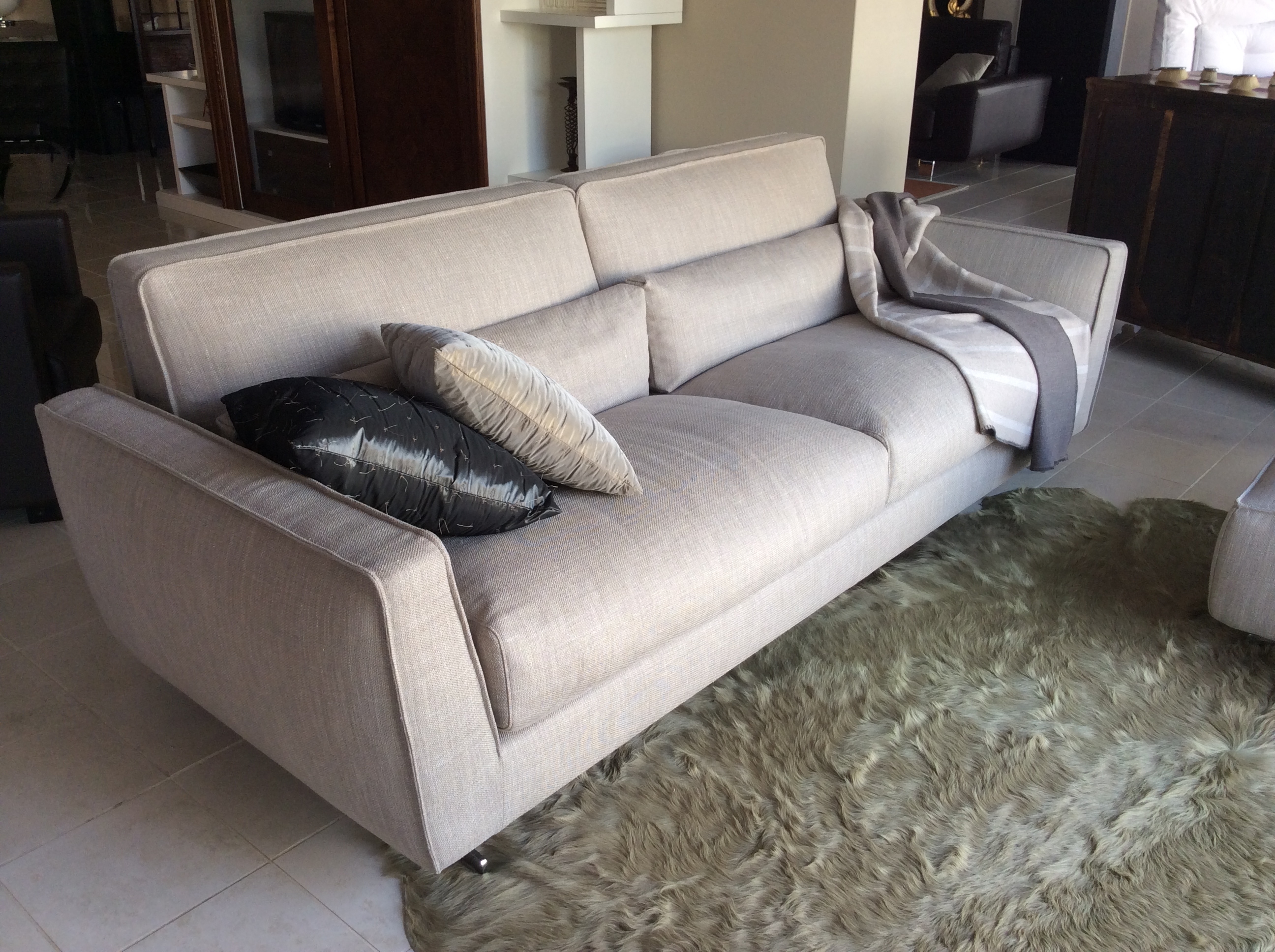 Divano con tappeto: dalani divano grigio comfort e stile in salotto. Tappeto moderno per soggiorno grigio beige bianco a onde