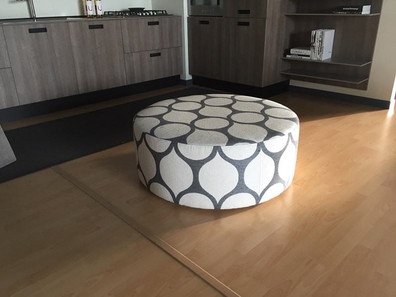 Letto rotondo, ideato per chi vuole arredare la propria camera da letto con un tocco di originalità, senza passare inosservato. POUF ROTONDO LONGONI