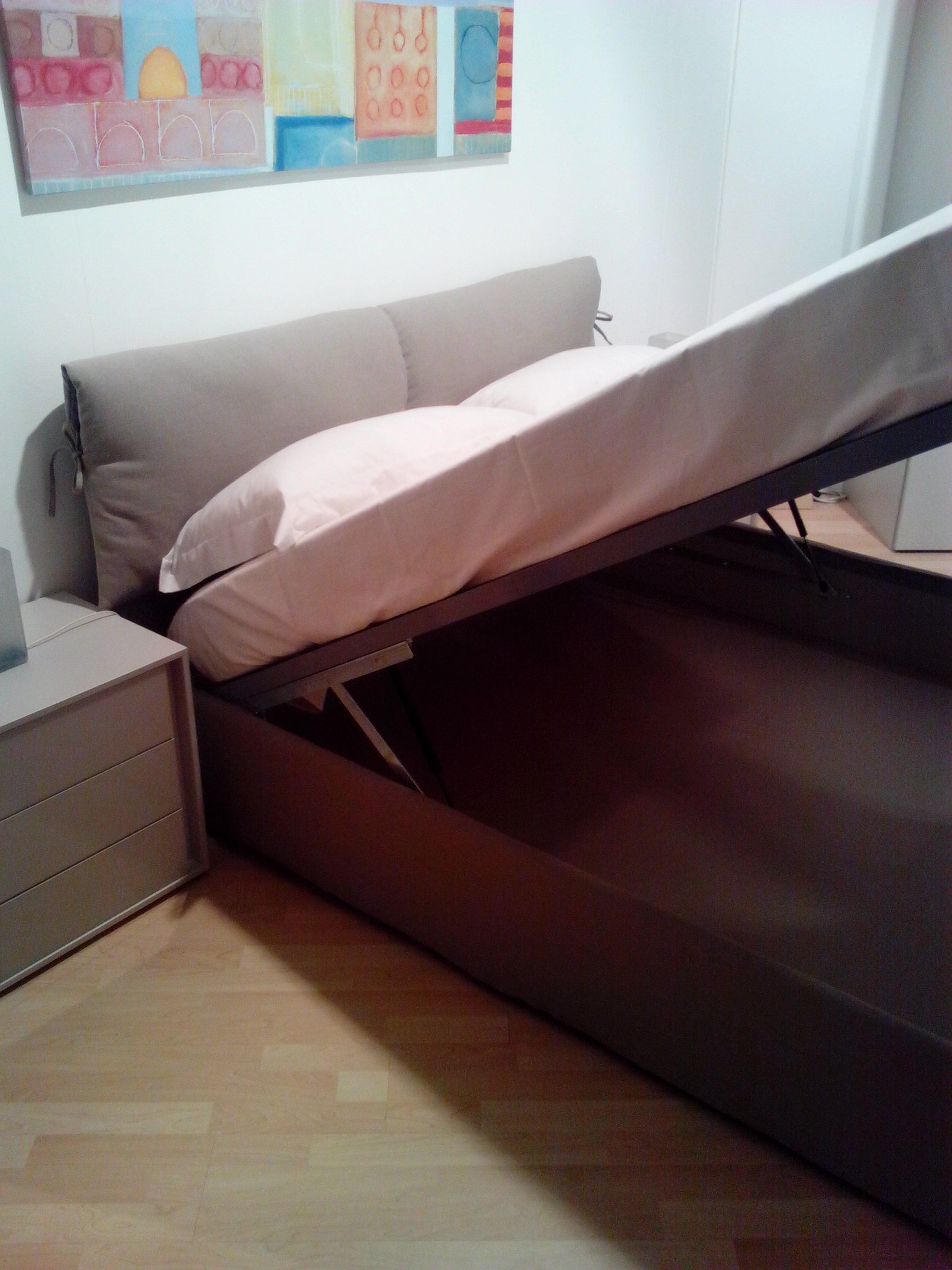 http://www.outletarredamento.it/img/letti/letto-contenitore-in-tessuto-scontato-22610_O1.jpg