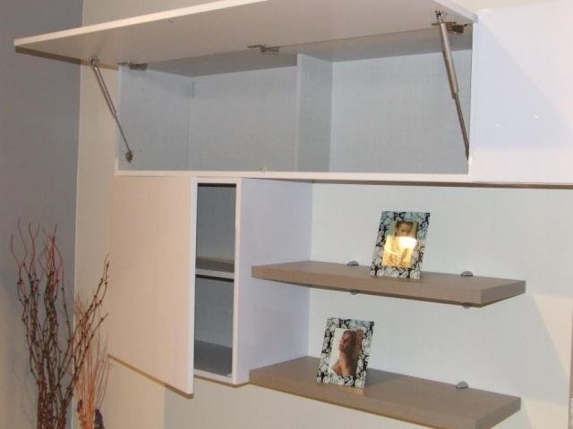 Mobili ingresso obi: comodino cassetti avorio e foglia oro. Pareti divisorie ufficio ikea