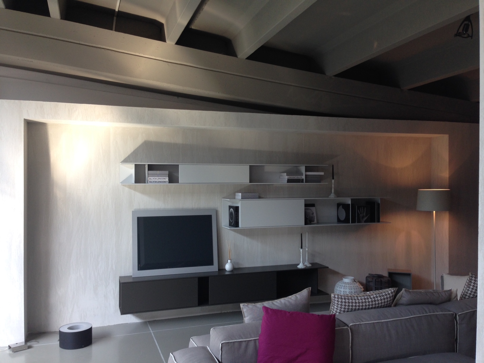 Soggiorno design prezzo: soggiorno con travi a vista d officina ...