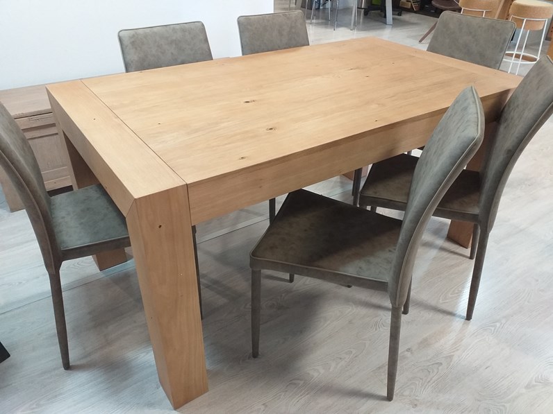 tavolo a quattro gambe