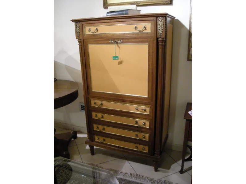 Mobile di Antiquariato in legno invecchiato con uno sconto esclusivo