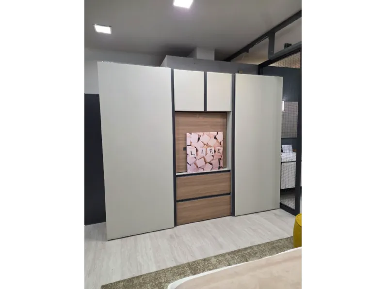 Armadio di Cinquanta3 modello Armadio cinquanta3 con modulo tv in laminato opaco con sconto -55%