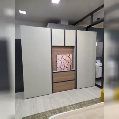 Armadio Armadio cinquanta3 con modulo tv realizzato in laminato opaco di Cinquanta3 scontato -55%