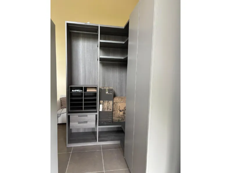 Armadio di Poliform modello Armadio in laccato opaco con sconto -77%