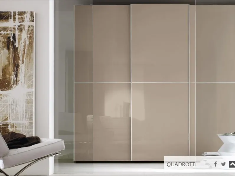 Armadio Colombini modello M551 linea Golf. Armadio con ante scorrevoli Quadrotti in finitura visone lux.