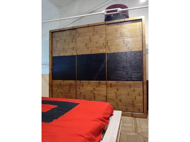 Armadio scontato 48% modello Armadio scorrevole light  3 ante in legno e crah bambu miele e black di Bortoli