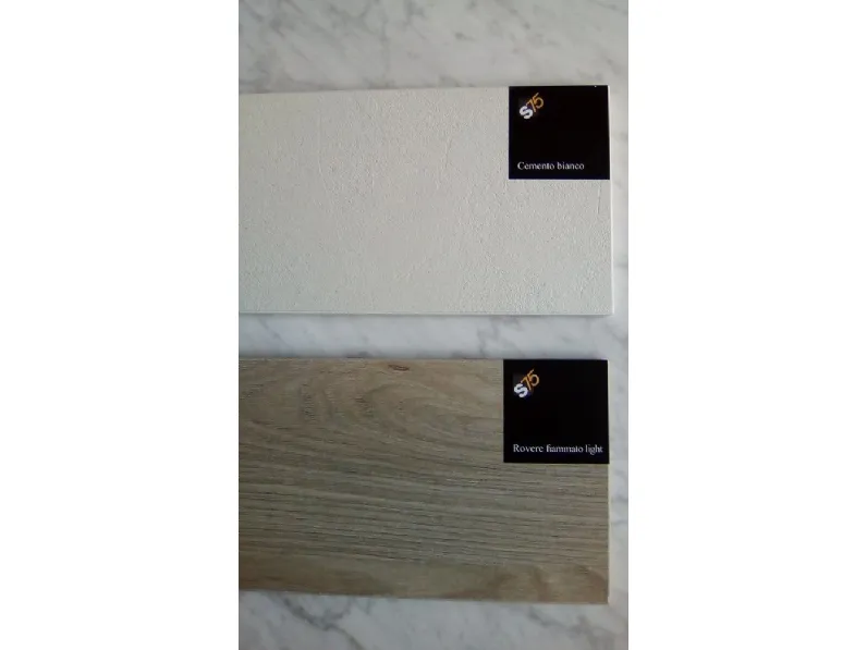 Sconto 40% su armadio Vision Icon. Ante scorrevoli in vetro bianco lucido. Offerta Outlet S75.