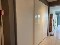 Armadio ante scorrevoli in laccato opaco Flat di Caccaro