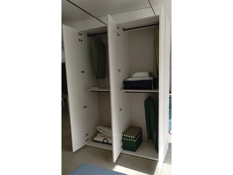 Armadio in laminato materico Qik a marchio Doimo cityline scontato -17%
