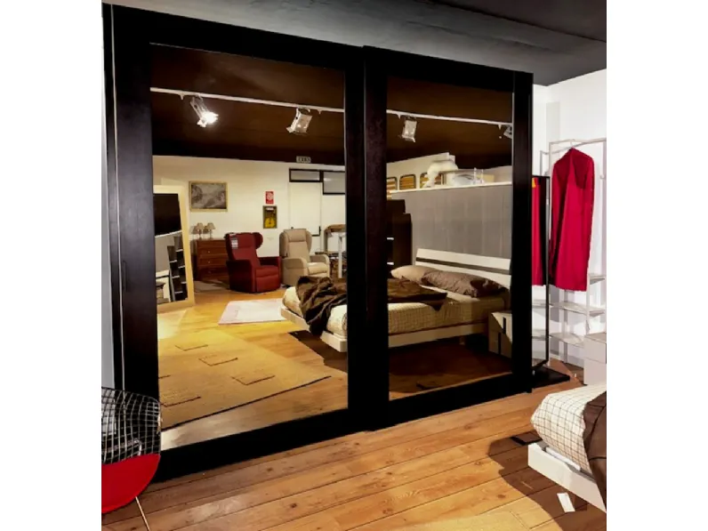 Armadio con ante scorrevolimodernoDiscovery Doimo design a prezzo ribassato