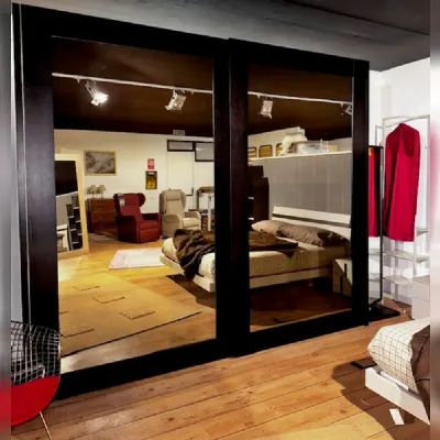 Armadio con ante scorrevolimodernoDiscovery Doimo design a prezzo ribassato