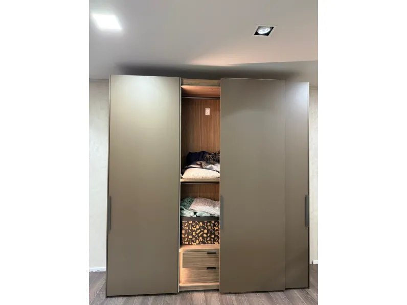 Armadio di Molteni & c modello Gliss master in laccato opaco con sconto -35%