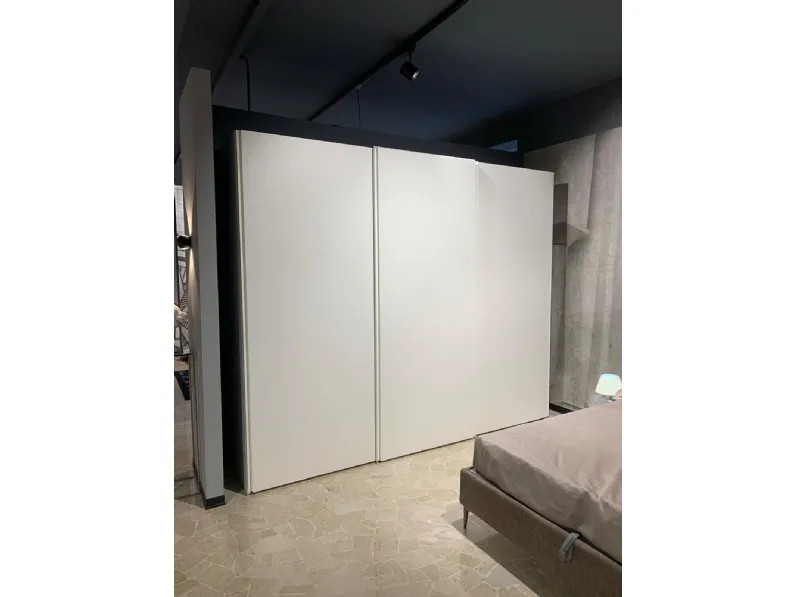 Armadio con ante scorrevoli a prezzo scontato modello Breccia di Sangiacomo 