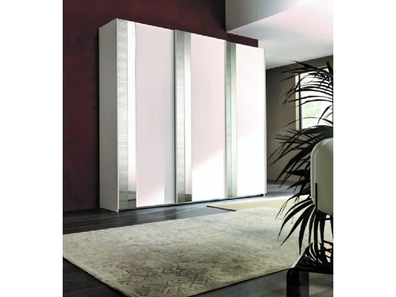 Armadio con ante scorrevolimodernoArmadio a 3 ante scorrevoli con specchi verticali in promo-sconto del 50% Artigianale a prezzo scontato