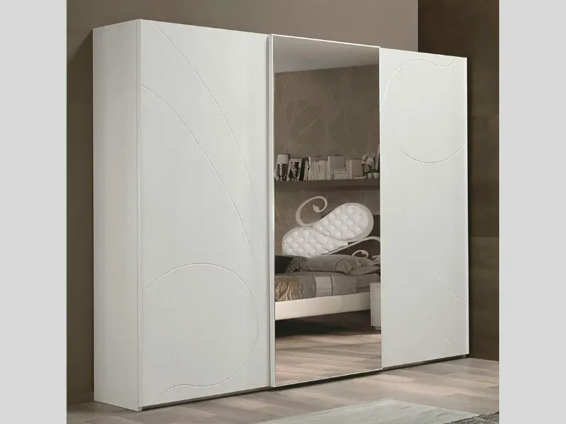 Armadio ante scorrevoli in laccato opaco Armadio a 3 ante scorrevoli con specchio centrale in promo-sconto del 40% di Eurodesign