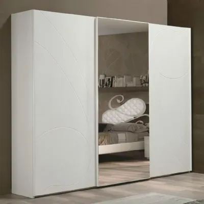 Armadio ante scorrevoli in laccato opaco Armadio a 3 ante scorrevoli con specchio centrale in promo-sconto del 40% di Eurodesign