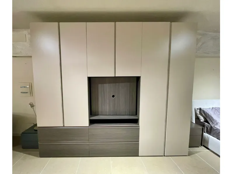 Armadio con ante battenti a prezzo scontato modello Night collection di Novamobili 