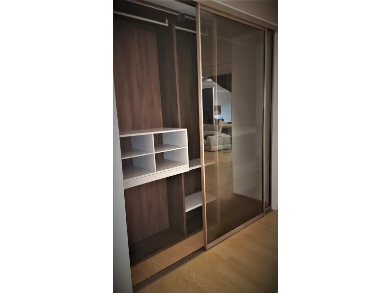 Armadio Cabina armadio con ante scorrevoli vetro brunito con attrezzatura interna legno e bianco  di Novamobili A PREZZO SCONTATO 60%