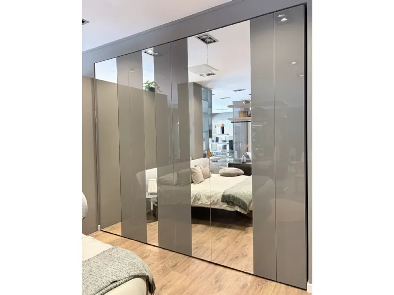 Armadio con ante battenti a prezzo scontato modello Now di Lago 