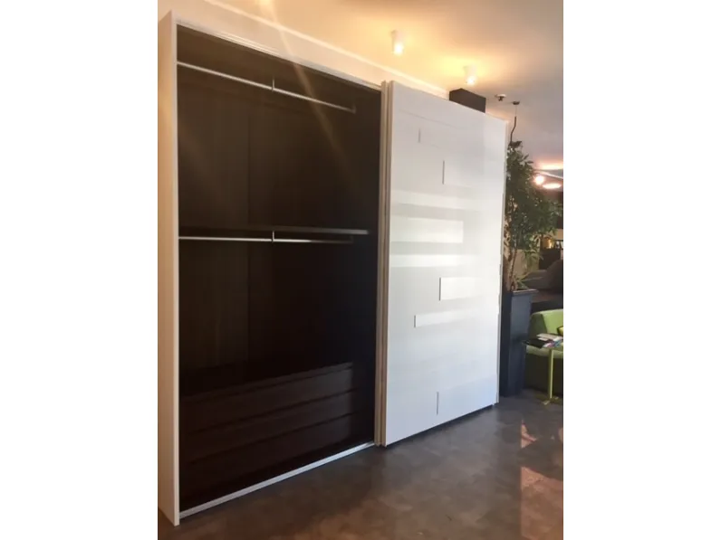 Armadio con ante scorrevoli design Segmenta-struttura legno Veneran a prezzo ribassato