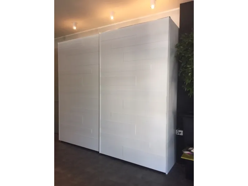 Armadio con ante scorrevoli design Segmenta-struttura legno Veneran a prezzo ribassato