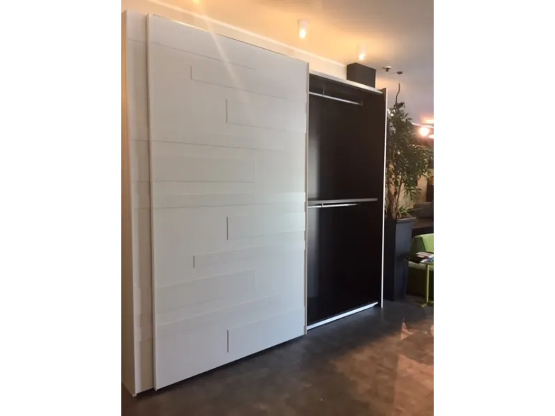 Armadio con ante scorrevoli design Segmenta-struttura legno Veneran a prezzo ribassato