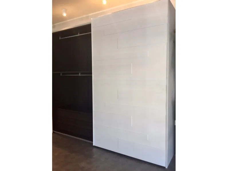 Armadio con ante scorrevoli design Segmenta-struttura legno Veneran a prezzo ribassato