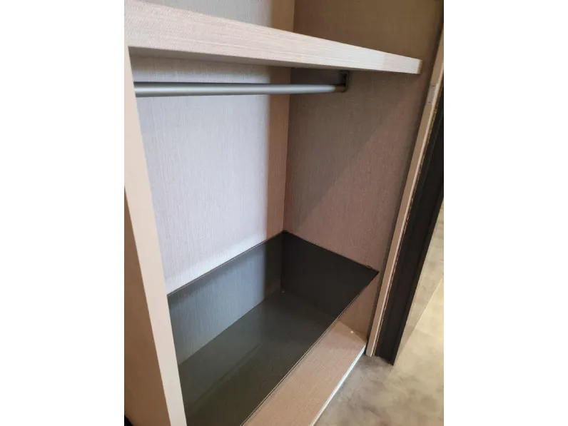 Armadio Vision 2021 realizzato in laminato materico di Tomasella scontato -35%