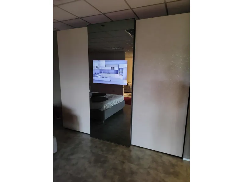 Armadio Vision 2021 realizzato in laminato materico di Tomasella scontato -35%