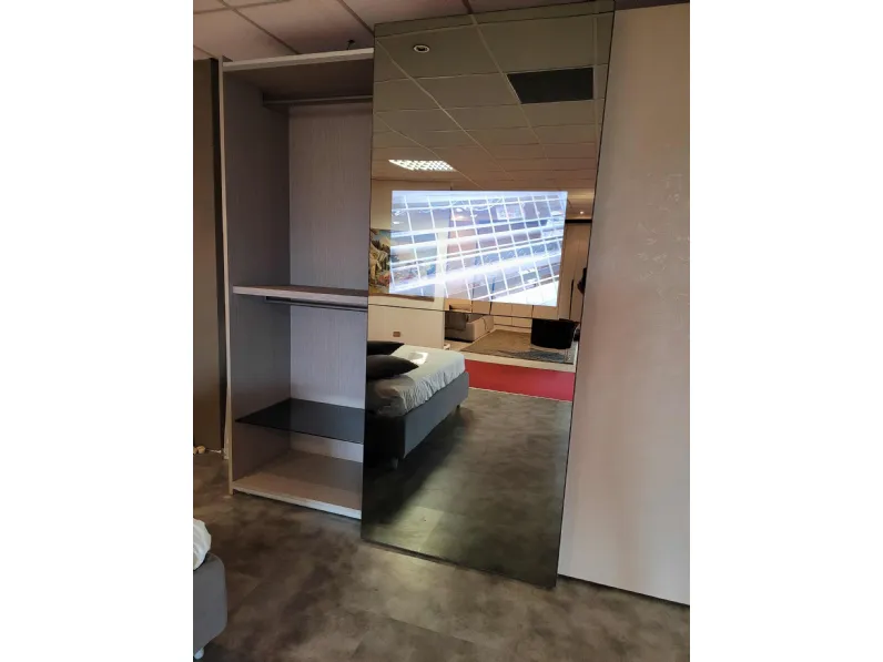 Armadio Vision 2021 realizzato in laminato materico di Tomasella scontato -35%